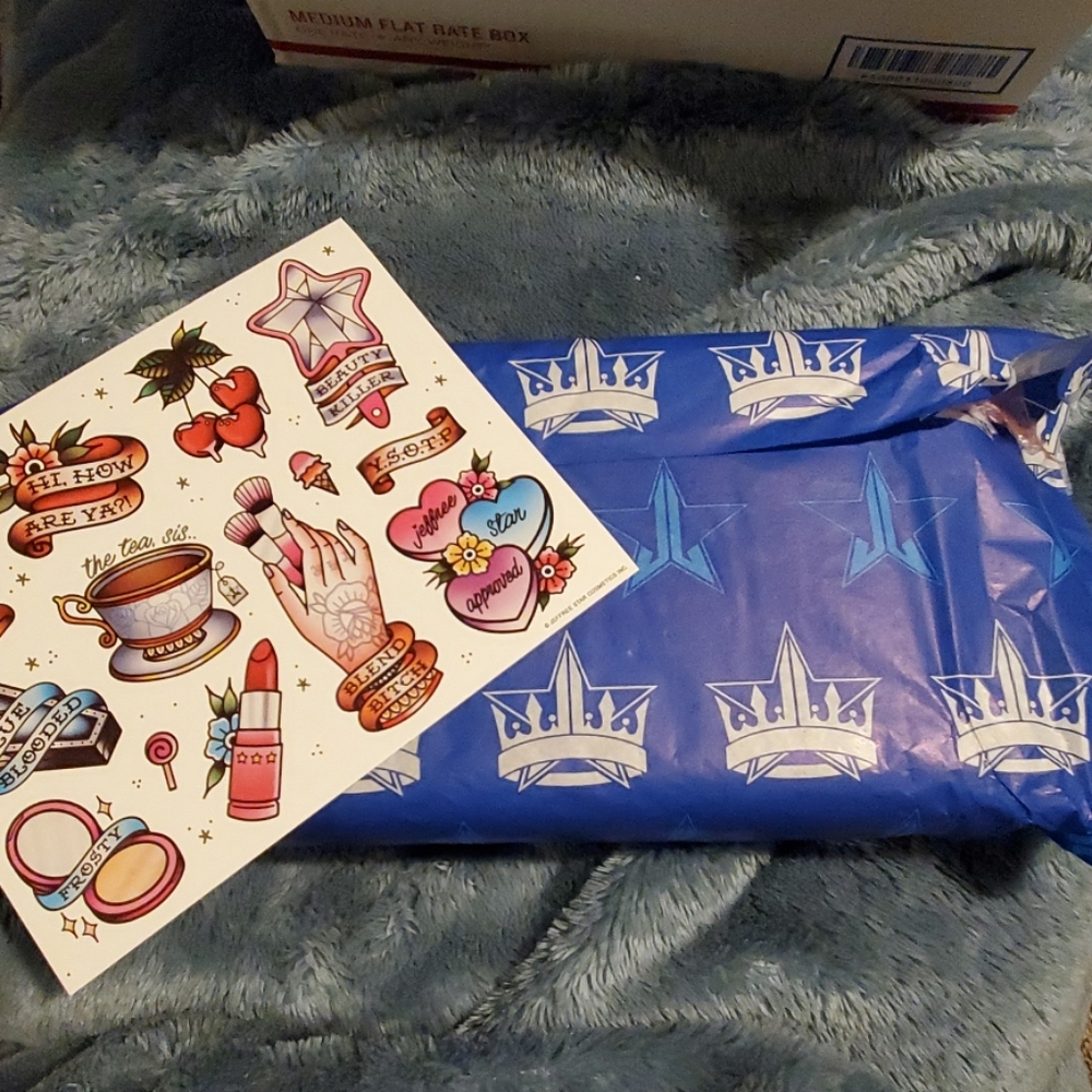 Jeffree Star bour blood and stickers